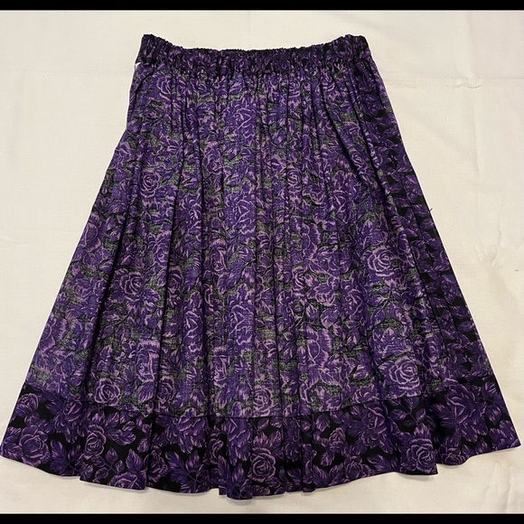 Hand crafted for HP Red Bird Closet. Beautiful “purple” flowered cotton skirt. - Picture 4 of 6